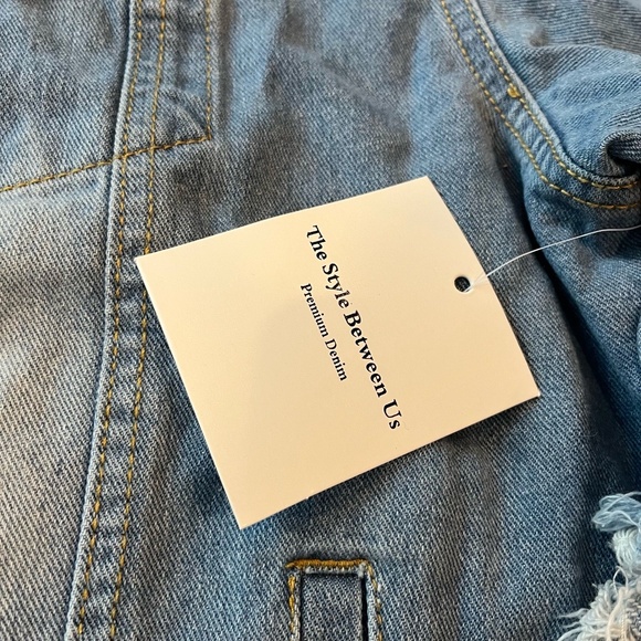 New NWT The Style Between Us Blue Denim Jacket Light Wash‎ Distressed Plus Sz 1X - Picture 2 of 9